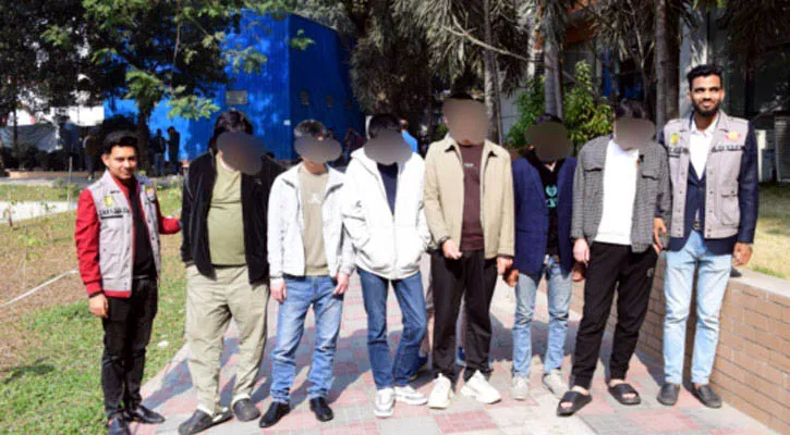 ৫১ হাজার সিমসহ ৫ চীনা নাগরিক গ্রেপ্তার